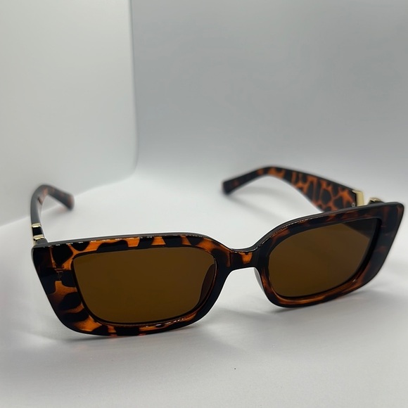 Chic Tortoiseshell V-Detail Sunglasses -Square Frame, Trendy Style UV protection main image 11